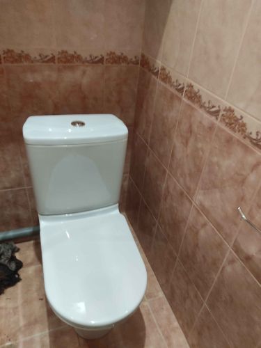 Установлено новое сантехническое оборудование, проведено подключение к водопроводу, проверена герметичность соединений, выполнена регулировка сливного механизма, устранены протечки.