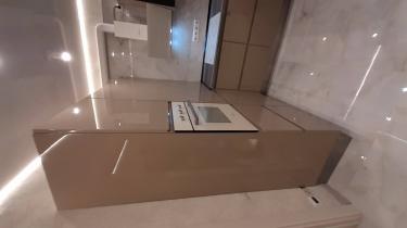 Установлены шкафы, смонтирована варочная панель, духовой шкаф, вытяжка. Закреплены фасады, столешница, подключены розетки. Настроено освещение, завершена отделка стен.