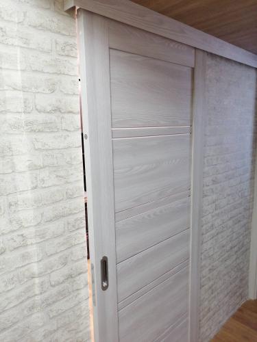 Установка межкомнатной одностворчатой раздвижной навесной двери без отделки проема