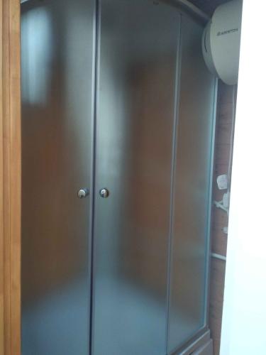 Установлена современная душевая конструкция, заменившая старую ванну. Проведены работы по монтажу, подключению водоснабжения и герметизации. Обновлён интерьер, улучшена функциональность.