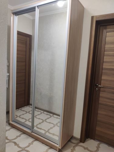 Собран корпус, установлены направляющие, закреплены зеркальные двери, отрегулированы механизмы, проверена устойчивость конструкции, завершены отделочные работы, обеспечена функциональность.