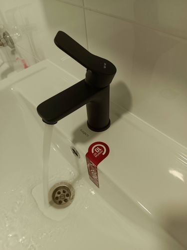 Завершена установка нового крана на раковине. Вода течет плавно, без утечек. Обновленный элемент гармонично вписан в интерьер, обеспечивая надежное функционирование системы водоснабжения.