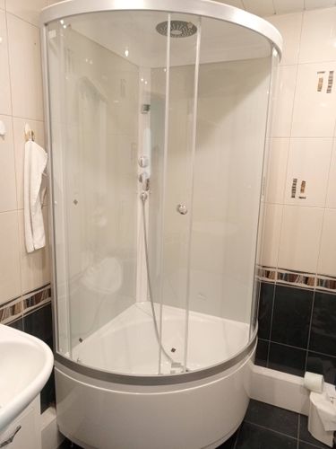 Установлена новая душевая кабина с прозрачными дверями и современным дизайном. Обновлены коммуникации, проведена герметизация швов, заменена плитка на стенах и полу.