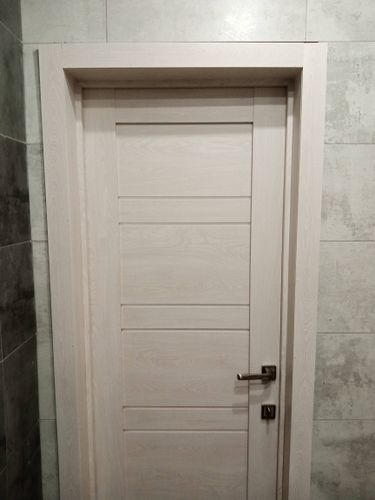 Установлена складная конструкция, закреплены направляющие, выполнено крепление панелей, отрегулированы петли, проверена плавность движения, обеспечена надежность фиксации, завершена отделка.