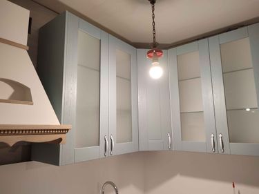 Установлена новая поверхность из композита, выполнены замеры, произведена подгонка, закреплены элементы, обработаны швы, обеспечена ровность и надежность конструкции.