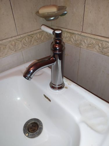 Установлен новый кран в ванной, подключены водопроводные трубы, проверена герметичность соединений, проведена настройка потока воды, завершена проверка работоспособности системы.