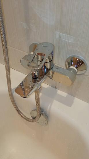 Обновлены соединения между ванной и стеной, нанесен новый слой герметика для предотвращения протечек, улучшена защита от влаги, обеспечена аккуратность и долговечность покрытия.