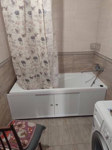 Выполнен монтаж новой стальной ванны с подключением к водопроводу и сливу, установлены смеситель и экран, проверена герметичность соединений, завершена отделка примыканий к стенам.