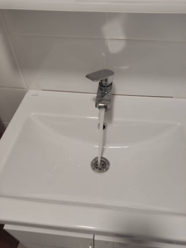 Установлен новый кран в ванной комнате, обеспечивающий стабильный поток воды. Обновленный элемент гармонично вписывается в интерьер, функционирует без протечек и дефектов.