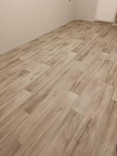 Завершена укладка линолеума на ровное основание. Полотно тщательно выровнено, края подогнаны, стыки незаметны. Поверхность гладкая, без пузырей и неровностей, создает уютную атмосферу.