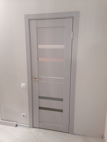 Установлена новая створка, закреплены петли, врезана ручка, отрегулированы зазоры, добавлен наличник, проверена плавность открывания, завершена отделка проема.