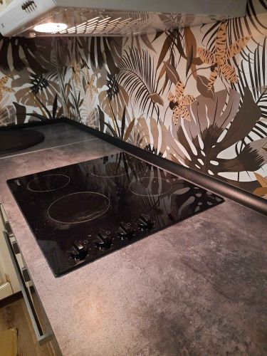 Выполнена установка варочной панели в кухонную поверхность. Аккуратно вырезано отверстие, обеспечена точная подгонка, гладкие края. Завершено оформление рабочей зоны.