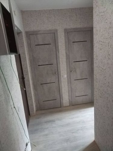 Изображение показывает завершённую установку двери-гармошки. Конструкция закреплена в проёме, элементы соединены, механизм функционирует плавно, обеспечивая удобство использования.