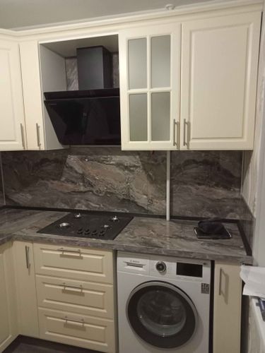 Обновлены кухонные панели: аккуратно подогнаны, установлены новые дверцы, добавлены ручки. Фасады идеально вписаны в интерьер, обеспечивая современный и функциональный вид пространства.