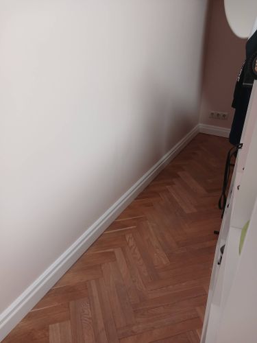 Монтаж полиуретанового/дюрополимерного/полистиролового плинтуса