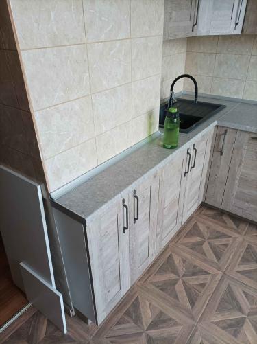 Выполнена точная подгонка и установка дверей для кухонного гарнитура. Фасады аккуратно закреплены, обеспечивая гармоничный внешний вид и функциональность.