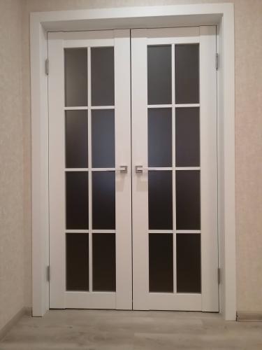 Установлены двустворчатые двери: закреплены петли, врезаны замки, отрегулированы створки, смонтирован наличник, проверена плавность хода, обеспечена герметичность и эстетичность конструкции.