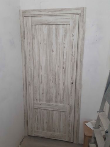 Установлены декоративные элементы на дверной проем, обеспечивающие завершенный вид и гармонию с интерьером. Работа выполнена аккуратно, все детали надежно закреплены.