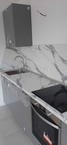 Сборка и установка проектной кухни Монтаж розетки в стеновую панель Установка стеновой панели мдф/дсп