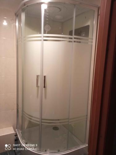 Установлена современная душевая конструкция с герметичными стеклянными дверцами, подключены водопроводные коммуникации, проверена работа сливного механизма, закреплены панели и фурнитура.