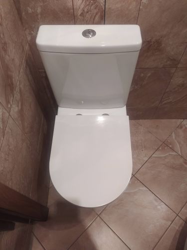 Установлен новый напольный унитаз, подключен к водопроводу и канализации, проверена герметичность соединений, закреплено сиденье, проведена проверка функциональности слива.