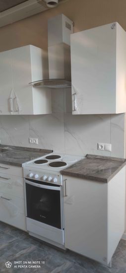 Установлена новая кухонная поверхность, выполнена подгонка под размеры, произведены вырезы для плиты и мойки, обеспечена точная стыковка с мебелью и стенами, завершена отделка краев.