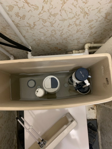 Установлен новый унитаз, подключены коммуникации, закреплено сиденье, проверена герметичность соединений, отрегулирована арматура бачка, проведено тестирование системы слива.