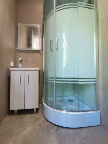 Установлена новая раковина, подключены трубы, герметизация швов, проверена система на утечки, закреплены крепежи, проведена регулировка смесителя, обеспечена функциональность.