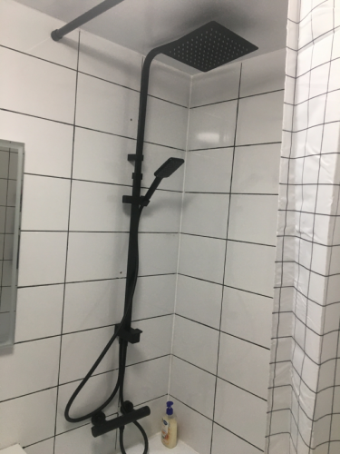 Установлена современная душевая система: закреплены стойка, лейка, смеситель. Подключены водопроводные трубы, проверена герметичность соединений, обеспечена функциональность оборудования.