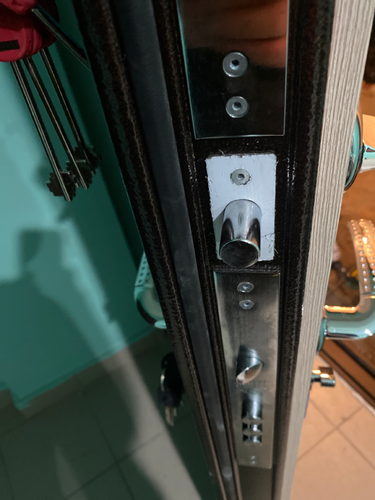 Устранены неполадки замка, заменены изношенные детали, отрегулированы петли, обновлена фурнитура, проверена герметичность, улучшена звукоизоляция, восстановлена функциональность конструкции.