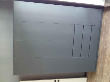 Собран шкаф с тремя дверцами и тремя выдвижными ящиками. Установлены все элементы, проверена устойчивость, отрегулированы дверцы и ящики для плавного открывания и закрывания.