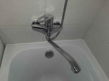 Завершена установка новой кранбуксы в смесителе. Демонтирован старый элемент, произведена замена на новый, обеспечивающий надежное функционирование. Проверена герметичность соединений.