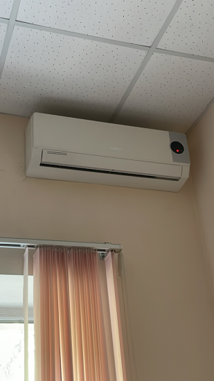 Проведена диагностика устройства, устранена утечка хладагента, заменён фильтр, очищены внутренние компоненты, проверена работа компрессора, восстановлена герметичность системы, протестирована функциональность.