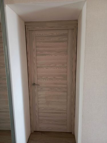 Установлена новая дверь с одной створкой, выполнена подгонка коробки, закреплены петли, врезана ручка, отрегулированы зазоры, проведена отделка наличниками.