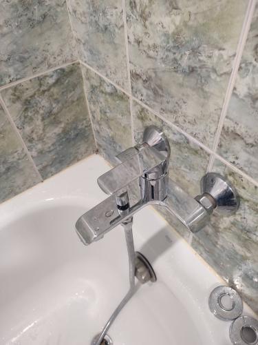 Установлен новый кран в ванной, подключены трубы, проверена герметичность соединений, закреплены крепления, обеспечена подача воды без протечек, выполнена чистовая отделка.