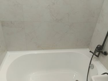 Монтаж пристенного пластикового уголка