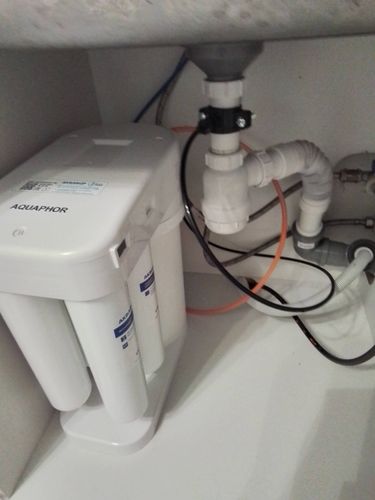 Установлено новое водопроводное устройство, подключены трубы, проверена герметичность соединений, устранены протечки, обеспечена надежная работа системы, улучшен поток воды.