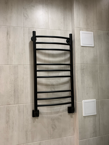 Установлено новое устройство для сушки полотенец, закреплено на стене в ванной комнате. Подключение выполнено аккуратно, обеспечена надежная фиксация, эстетичный внешний вид.