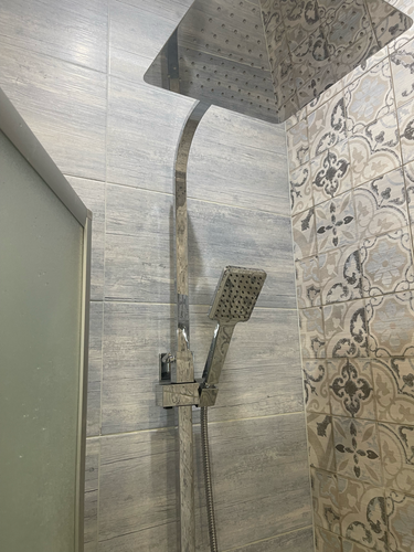 Установлено новое устройство в душевой системе, обеспечивающее плавное регулирование потока воды. Обновлены внутренние механизмы для надежной работы и предотвращения протечек.