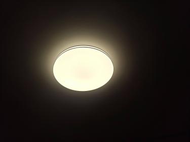 Установлено новое осветительное устройство на потолке, подключены провода, закреплено крепление, проверена работа, обеспечено равномерное распределение света, завершен монтаж.