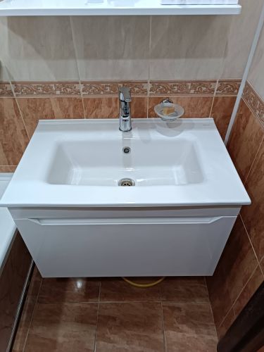 Установлена новая раковина, подключены водопроводные трубы и слив, закреплен смеситель, проверена герметичность соединений, проведена финальная проверка работы системы.