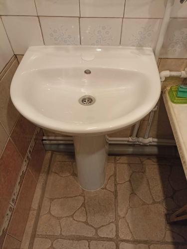 Установлена новая раковина, подключены трубы, герметично закреплены соединения, проверена работа сливной системы, произведена фиксация к стене, выполнена проверка на протечки.