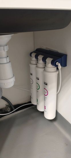 Установка проточного фильтра под мойку