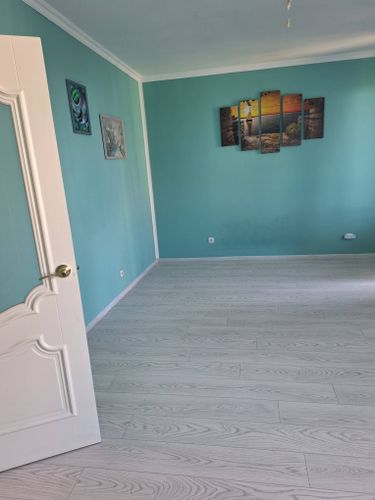 На ровное основание уложено новое покрытие, тщательно подогнано по краям, без зазоров и складок, обеспечивая гладкость и эстетичный вид. Завершены все работы по монтажу.