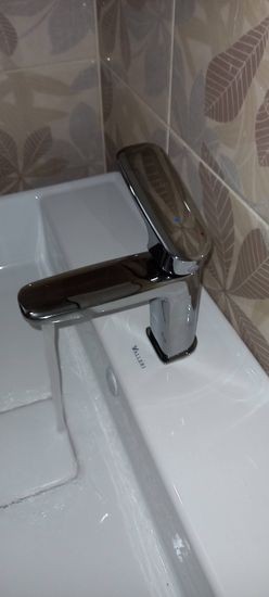 Установлен новый кран в ванной, заменен старый, подключены трубы, проверена герметичность соединений, проведена очистка рабочей зоны, выполнена проверка функционирования.