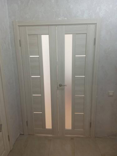 Установка межкомнатной двухстворчатой двери