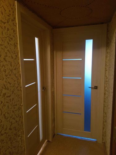 Установлены доборы на межкомнатные двери, обеспечивая плавный переход от полотна к стене. Завершена отделка, скрывающая зазоры и улучшая внешний вид проема.