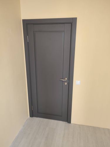 Изображена установленная дверь-гармошка. Завершены работы по монтажу: закреплены направляющие, установлены панели, отрегулированы механизмы, обеспечена плавная работа конструкции.