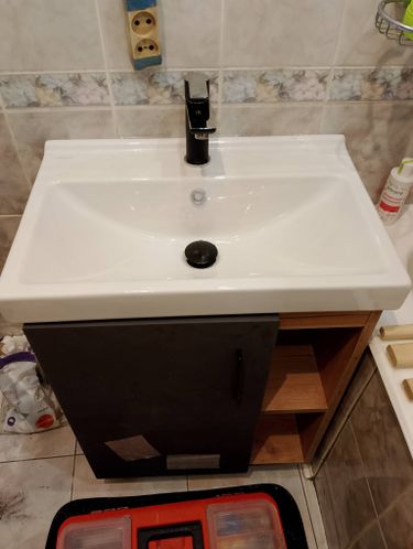 Установлен новый кран на раковине, заменены старые элементы, проверена герметичность соединений, очищено рабочее место, обновлен внешний вид сантехники, обеспечена функциональность.