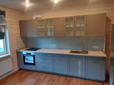 Установлены шкафы, закреплены фасады, вмонтирована варочная панель, подключена мойка, смонтирована столешница, установлены розетки, завершена отделка стен.